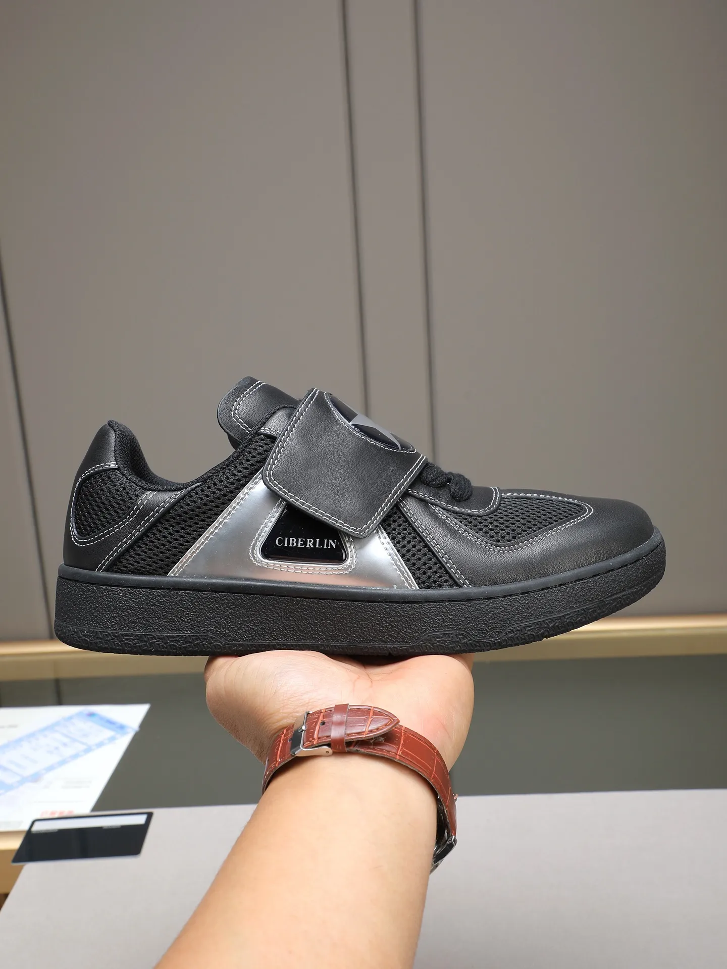 Men's shoes 💰600 [LANVIN] The latest fashionable item! High quality CLAY series‼ ️ The latest trendy products of the season 🌈Many bloggers have planted grass and purchased the original open-mold customization. The upper and outsole are sewn with mark threads without edge sealing. Multiple material splicing combination design. Very versatile for fashionable and casual wear. Comfortable on the feet. Self-recommended. Upper cowhide + cow suede + breathable mesh lining. Foot-padding cowhide. Exclusive original open-mold clear logo rubber outsole ⚠️38-44 (customized for 45)